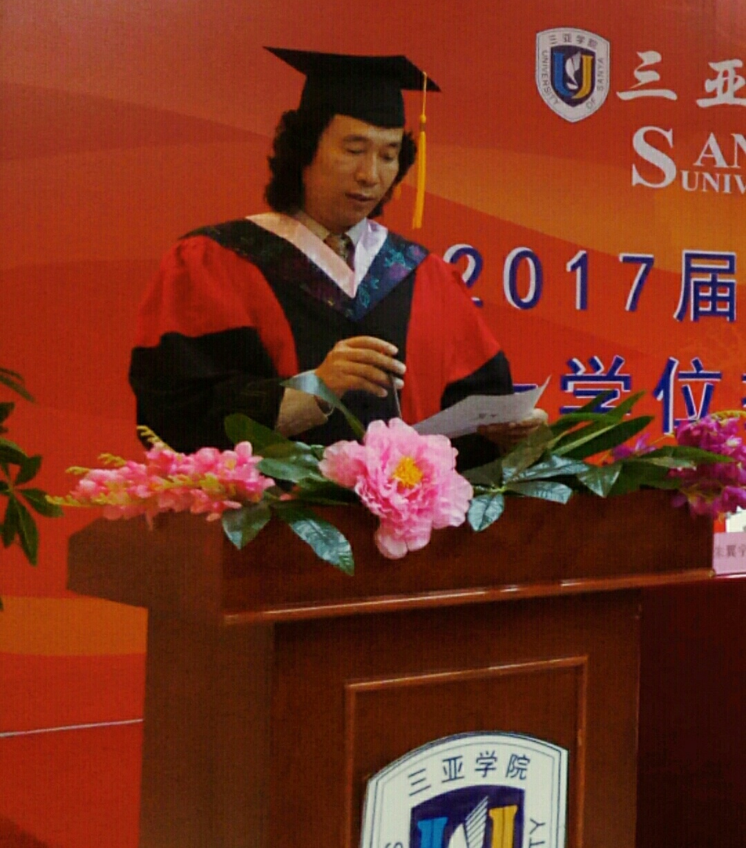 然后依次有序上台,由三亚学院副校长洪艺敏教授带领学院学位委员进行